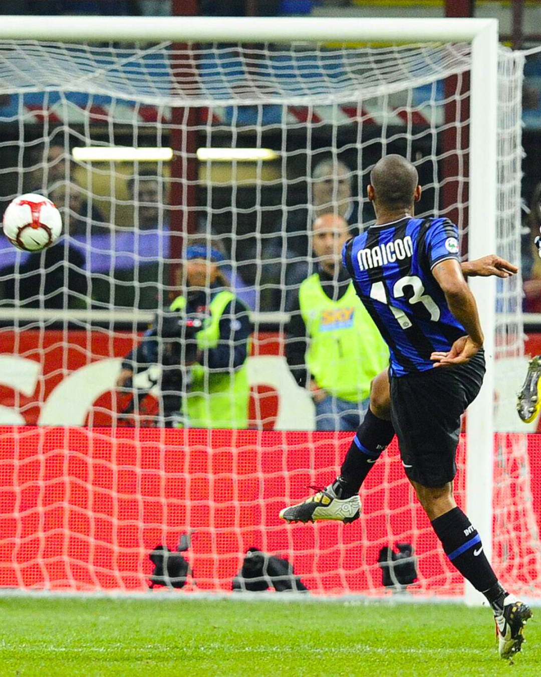 Il gol clamoroso di Maicon contro la Juve nel 2010
