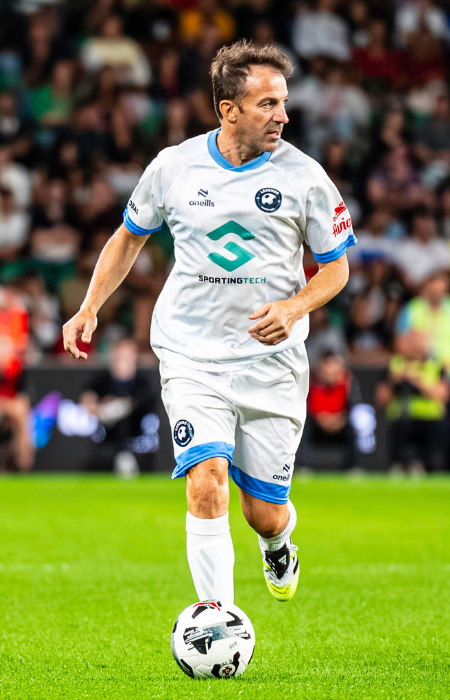 Del Piero fa un assist da fuoriclasse a 50 anni al Legends Charity Game (VIDEO)